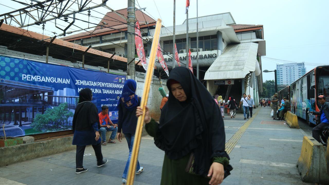PKL Takut Skybridge Tanah Abang Bikin Pembeli Kabur