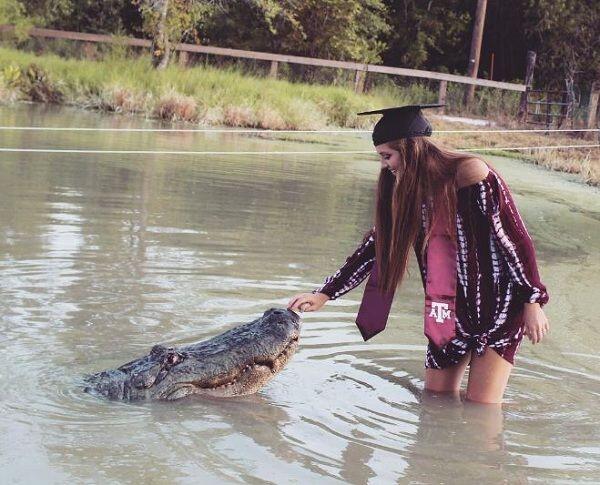 Seorang Perempuan Berfoto Bersama Buaya Saat Perayaan Wisuda