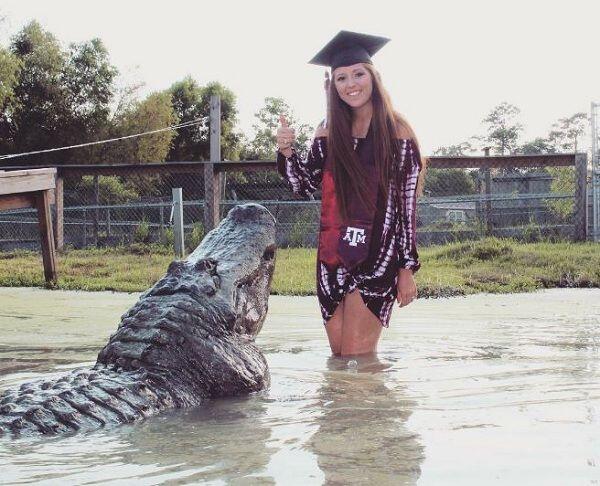 Seorang Perempuan Berfoto Bersama Buaya Saat Perayaan Wisuda
