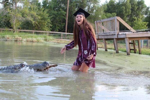 Seorang Perempuan Berfoto Bersama Buaya Saat Perayaan Wisuda