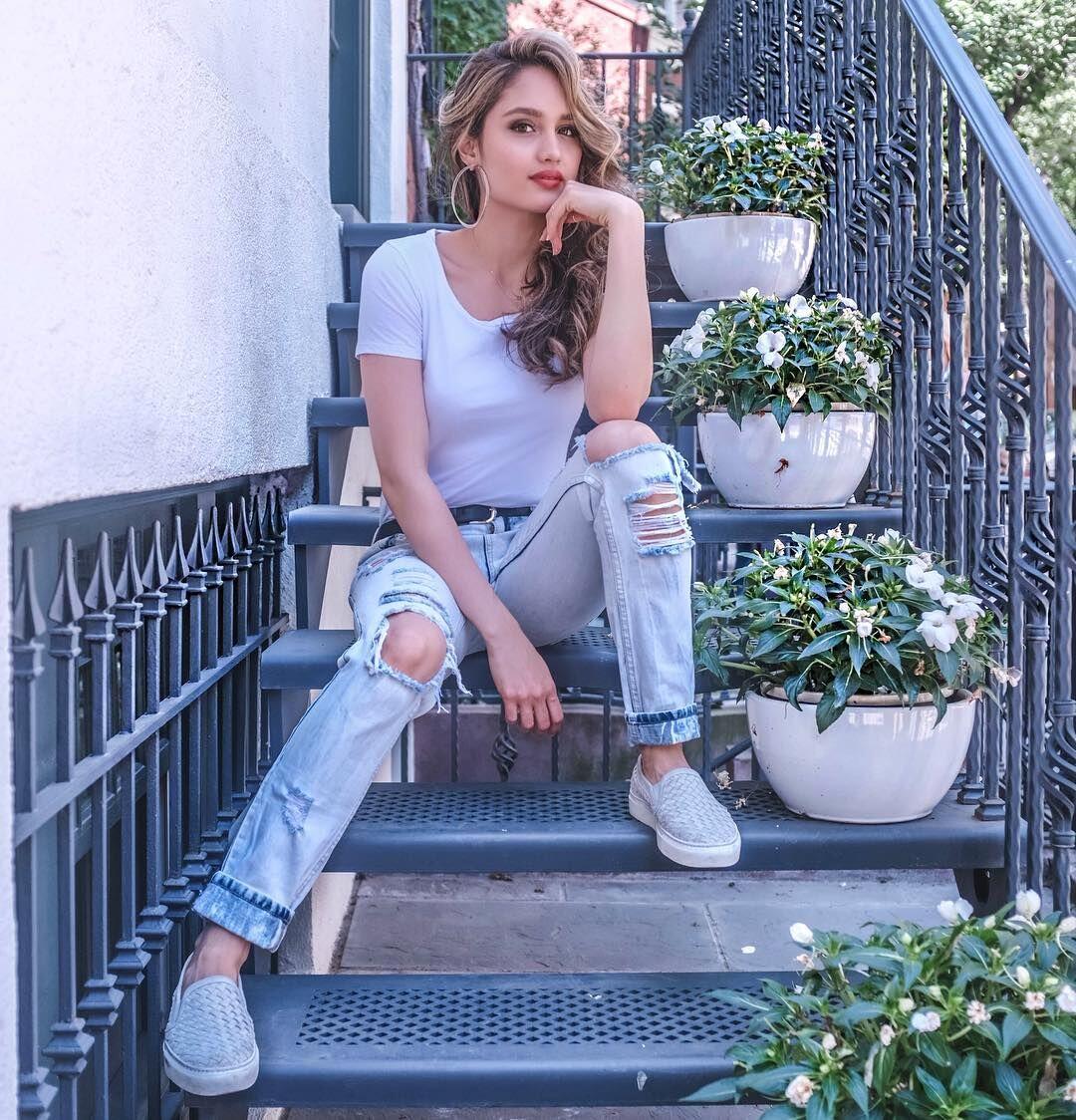 Dari Sporty hingga Casual, Gaya Cinta Laura Bisa Jadi Kiblat Fashion!