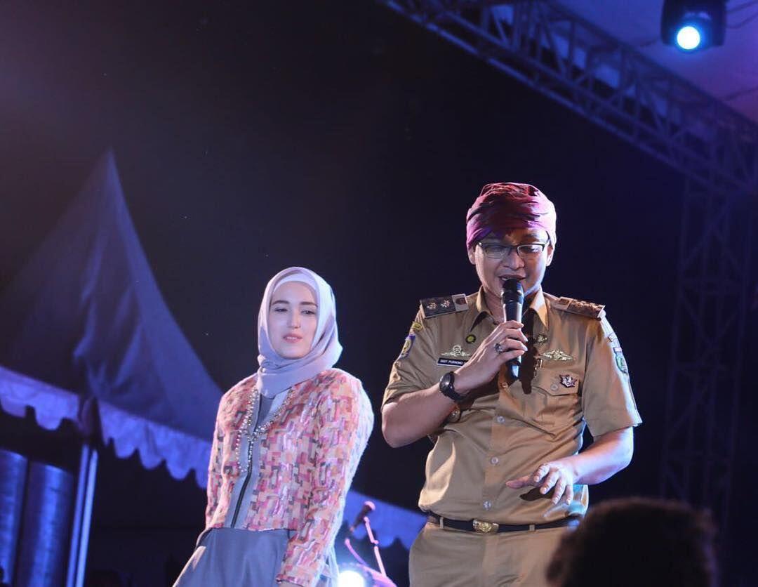 10 Potret Setia Adelia Temani Pasha Ungu Bekerja jadi Pejabat