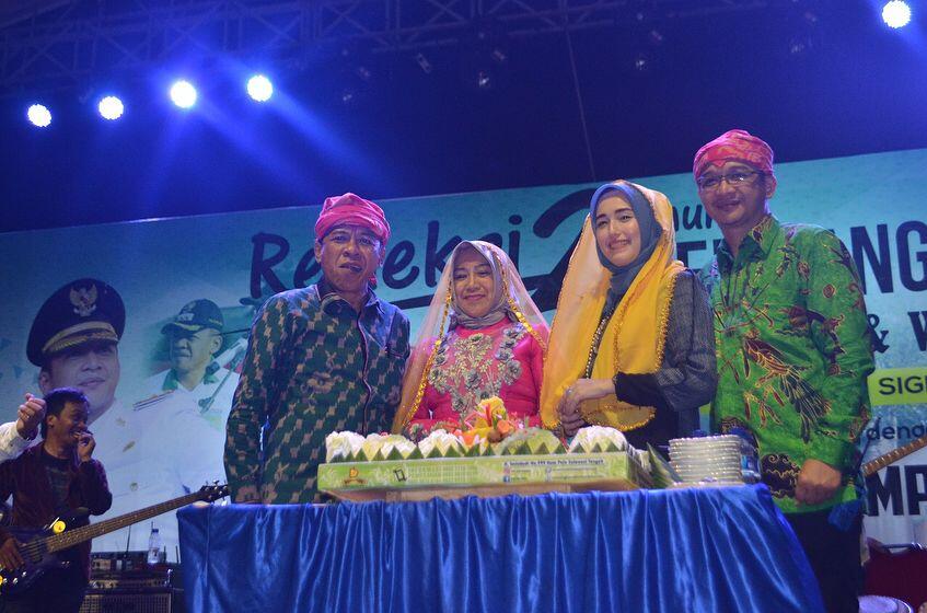 10 Potret Setia Adelia Temani Pasha Ungu Bekerja jadi Pejabat