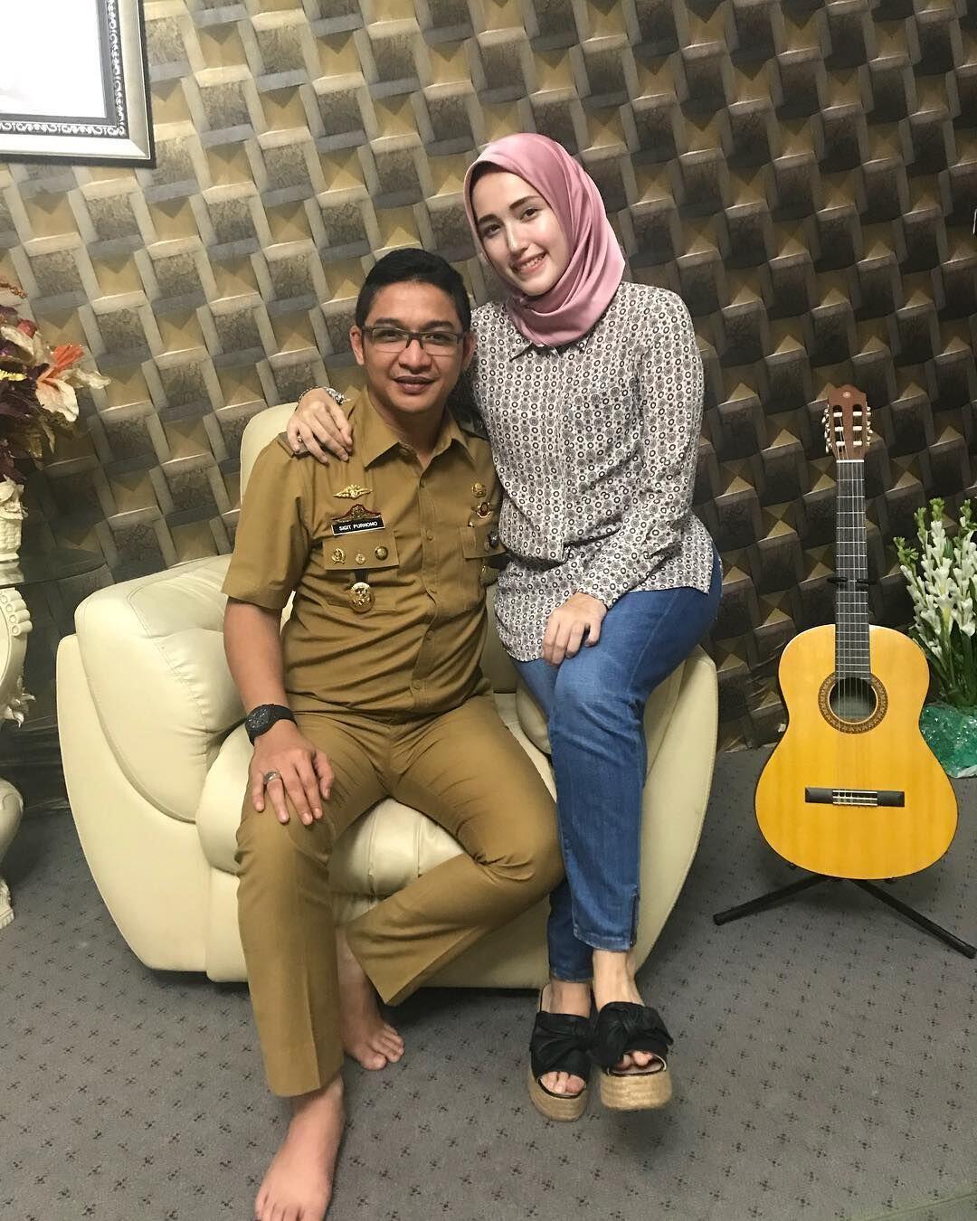 10 Potret Setia Adelia Temani Pasha Ungu Bekerja jadi Pejabat