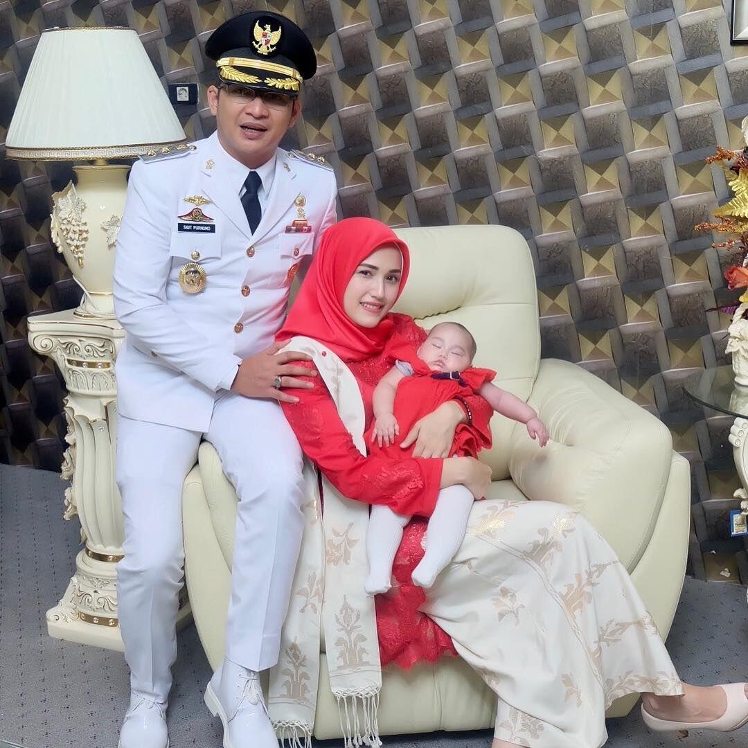 10 Potret Setia Adelia Temani Pasha Ungu Bekerja jadi Pejabat
