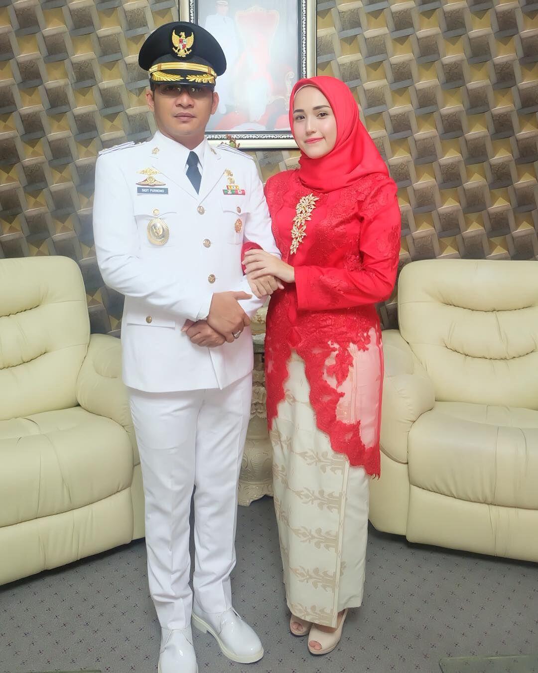 10 Potret Setia Adelia Temani Pasha Ungu Bekerja jadi Pejabat