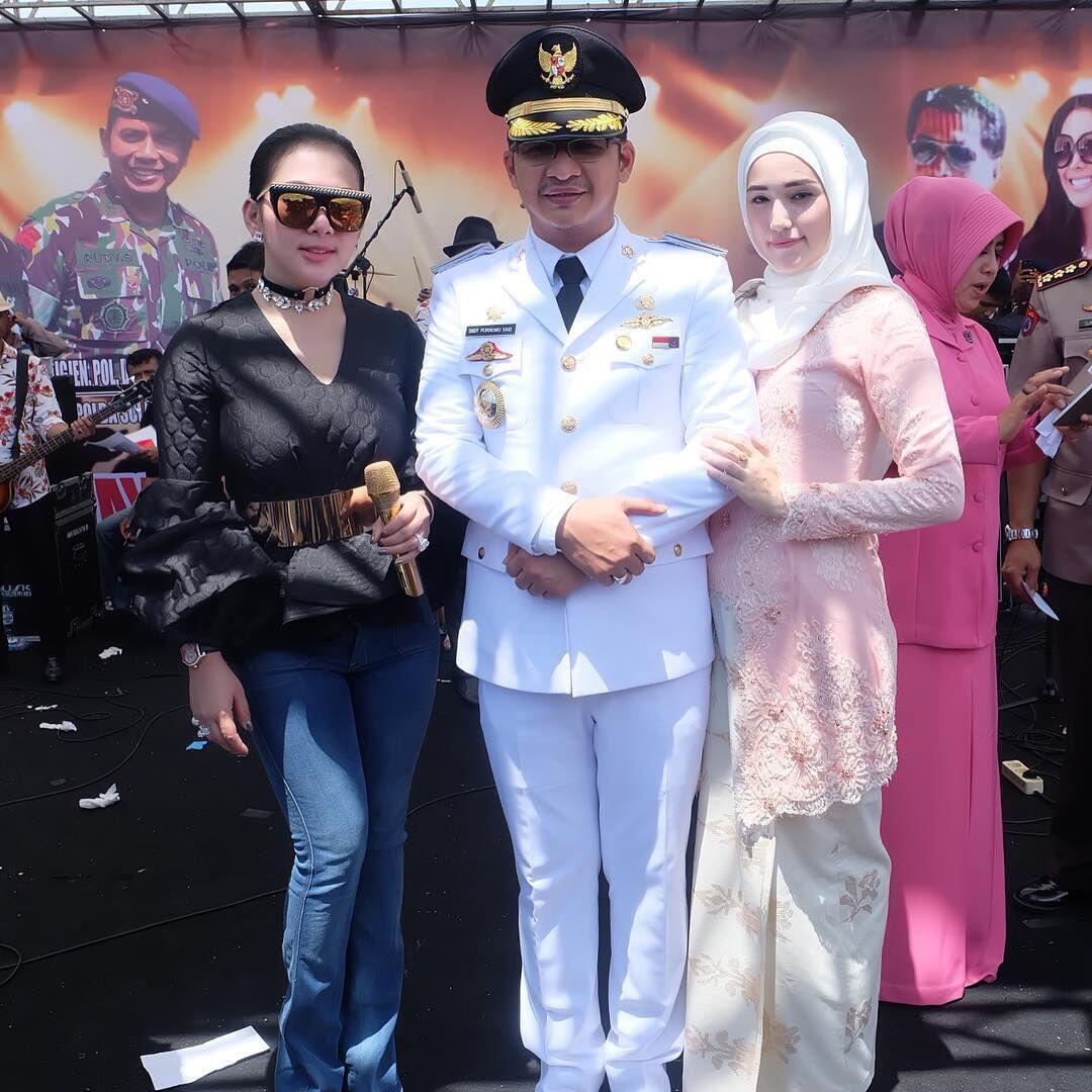10 Potret Setia Adelia Temani Pasha Ungu Bekerja jadi Pejabat