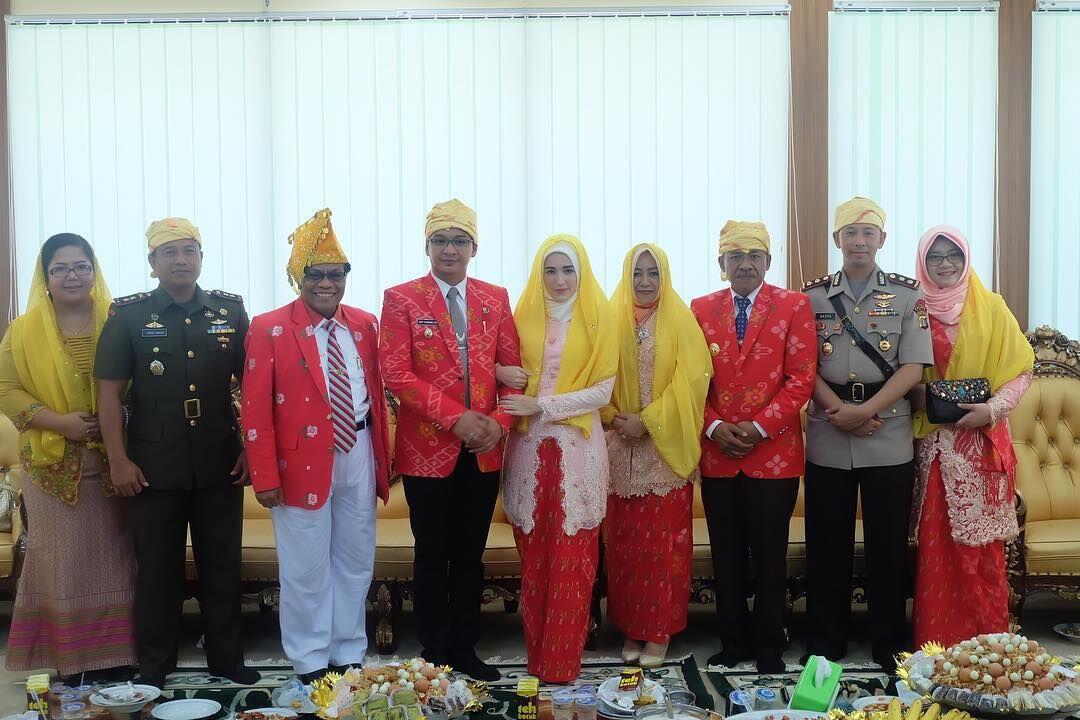 10 Potret Setia Adelia Temani Pasha Ungu Bekerja jadi Pejabat
