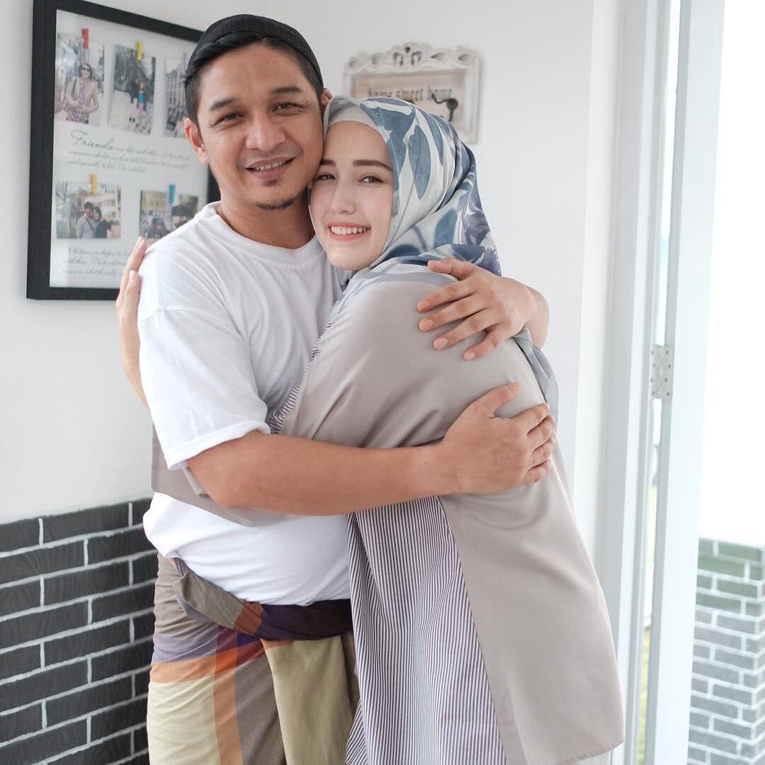 10 Potret Setia Adelia Temani Pasha Ungu Bekerja jadi Pejabat