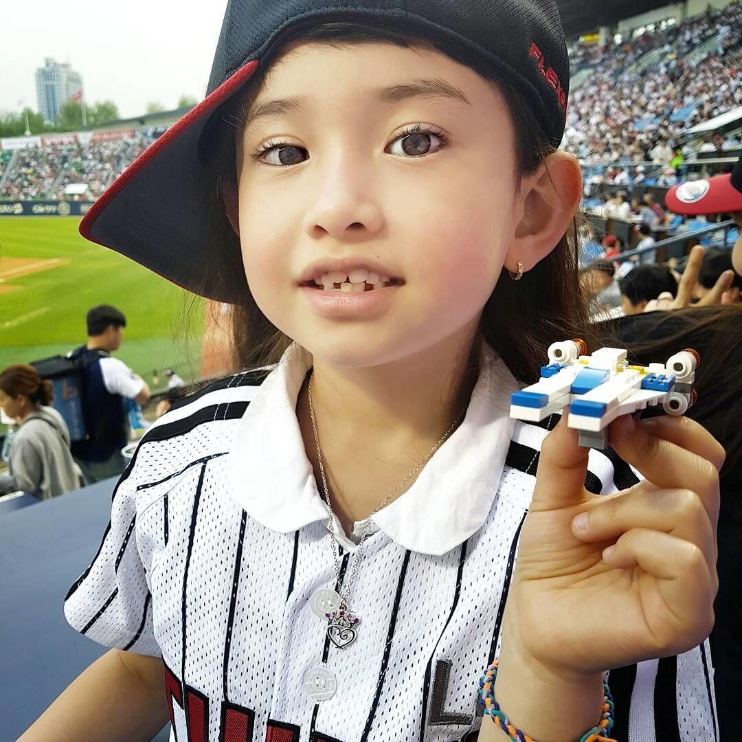 8 Potret Manisnya Evelyn Douma, Adik Somi Eks IOI yang Gemesin Banget!