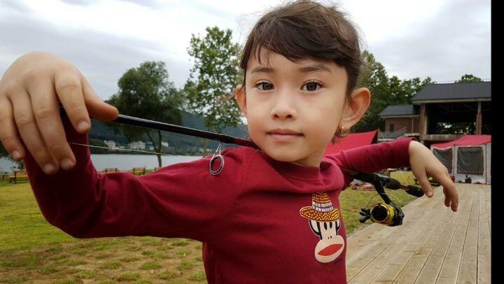 8 Potret Manisnya Evelyn Douma, Adik Somi Eks IOI yang Gemesin Banget!