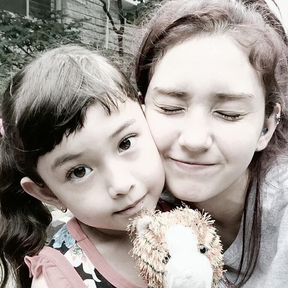 8 Potret Manisnya Evelyn Douma, Adik Somi Eks IOI yang Gemesin Banget!