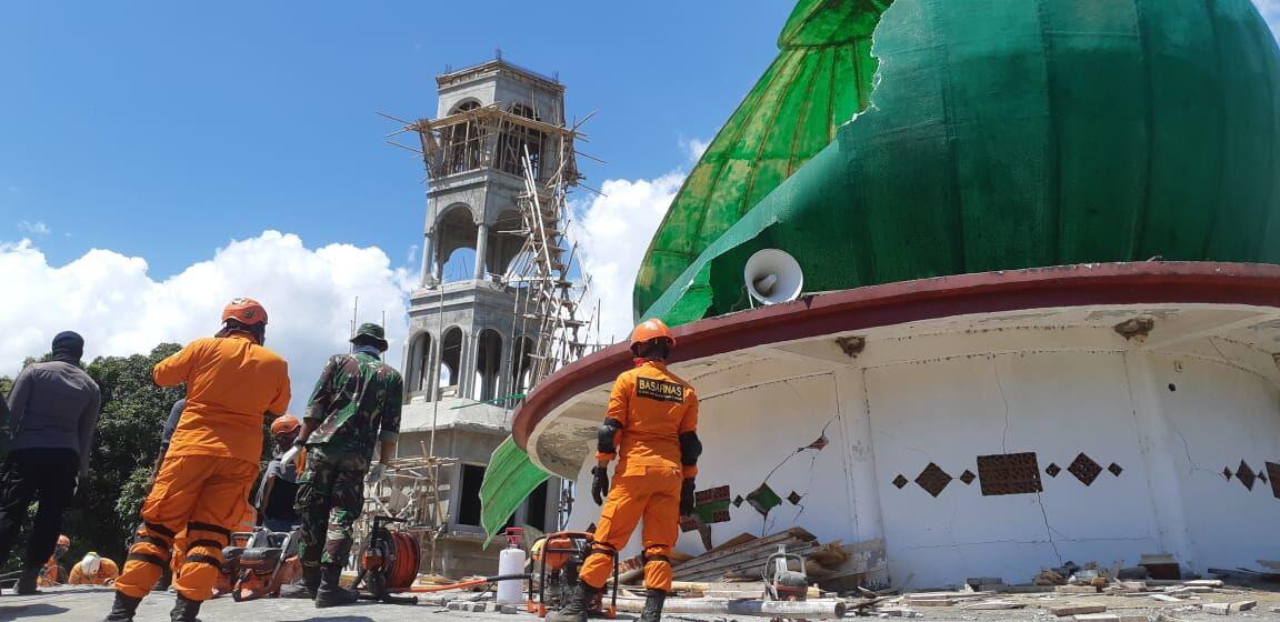 Masjid Runtuh, Seorang Imam Diduga Masih Terjebak di Reruntuhan