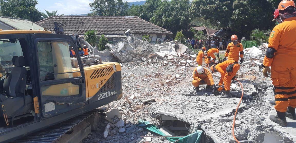 Masjid Runtuh, Seorang Imam Diduga Masih Terjebak di Reruntuhan