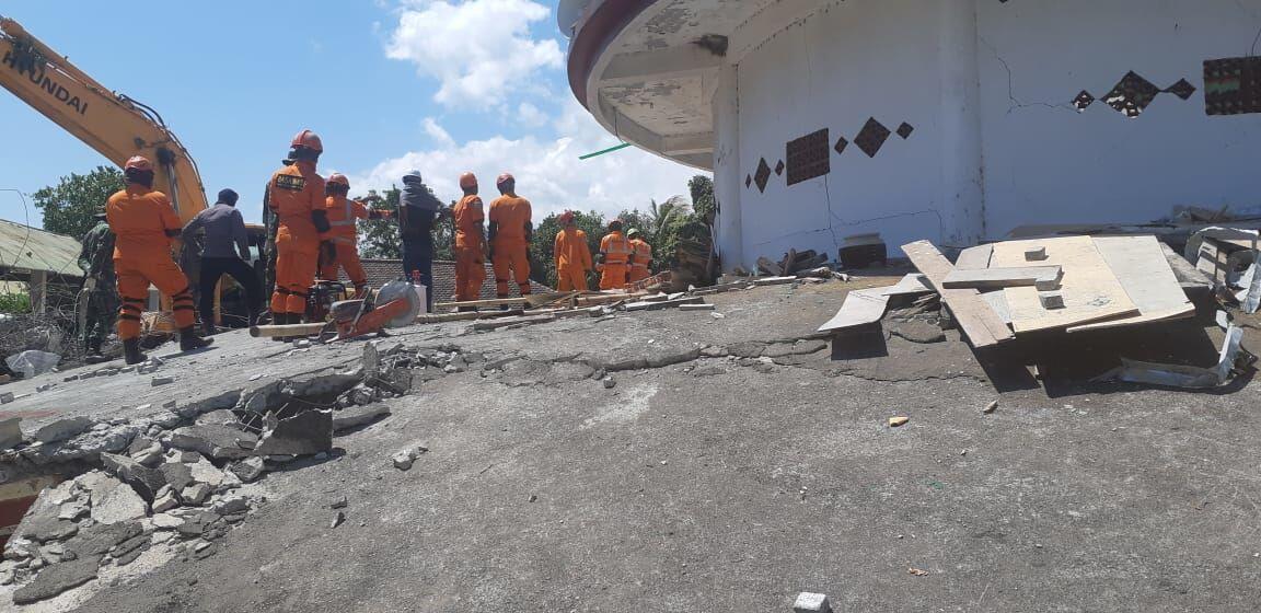 Masjid Runtuh, Seorang Imam Diduga Masih Terjebak di Reruntuhan