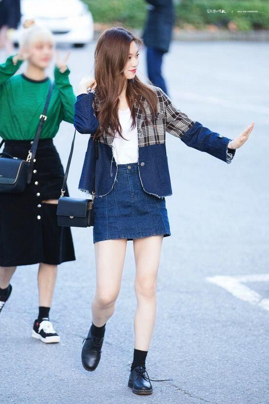 9 Penampilan Manis dalam Berbagai Padu Padan Rok Denim ala Idol KPop