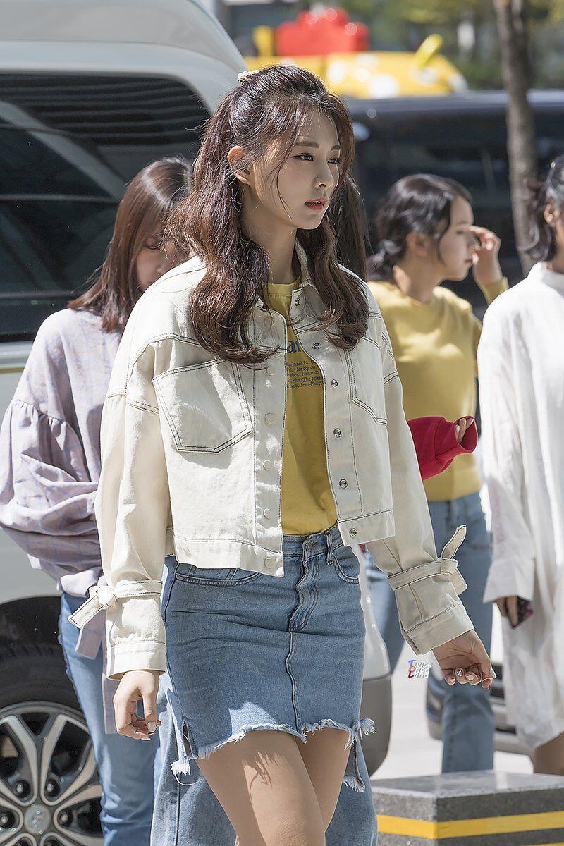 9 Penampilan Manis dalam Berbagai Padu Padan Rok Denim ala Idol KPop