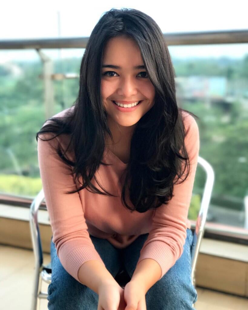 Kenalan yuk sama 3 cewe yang manis nya kebangetan ;)