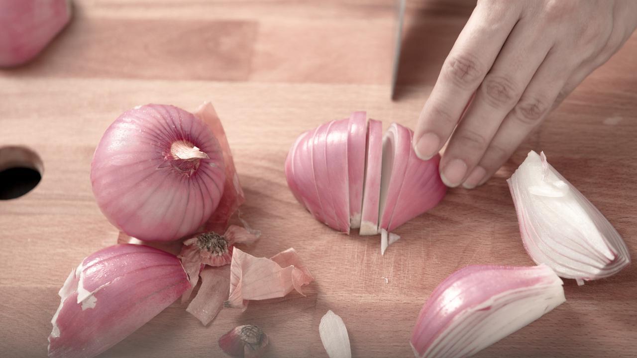 6 Jurus Rahasia Agar Tidak Menangis Saat Kupas Bawang Merah