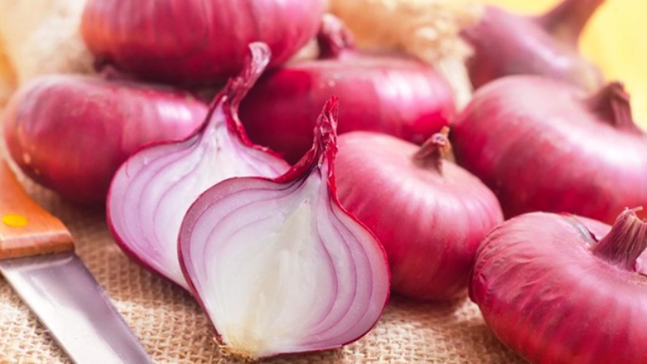 6 Jurus Rahasia Agar Tidak Menangis Saat Kupas Bawang Merah