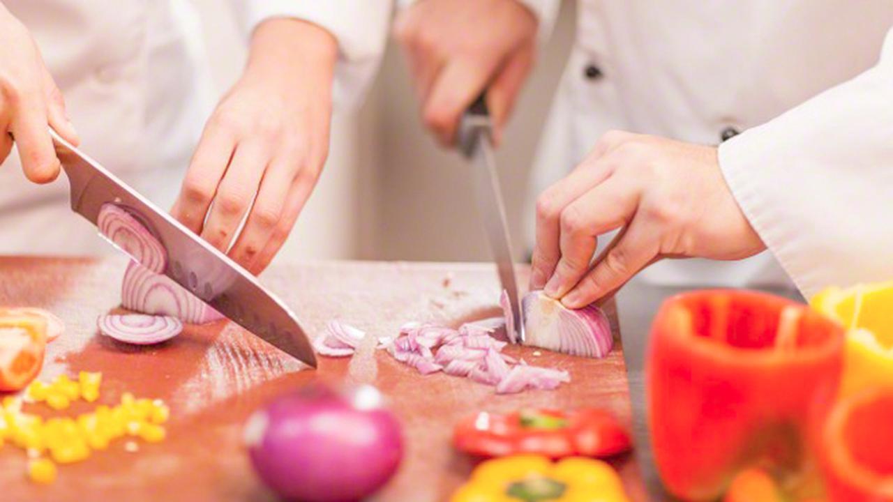 6 Jurus Rahasia Agar Tidak Menangis Saat Kupas Bawang Merah