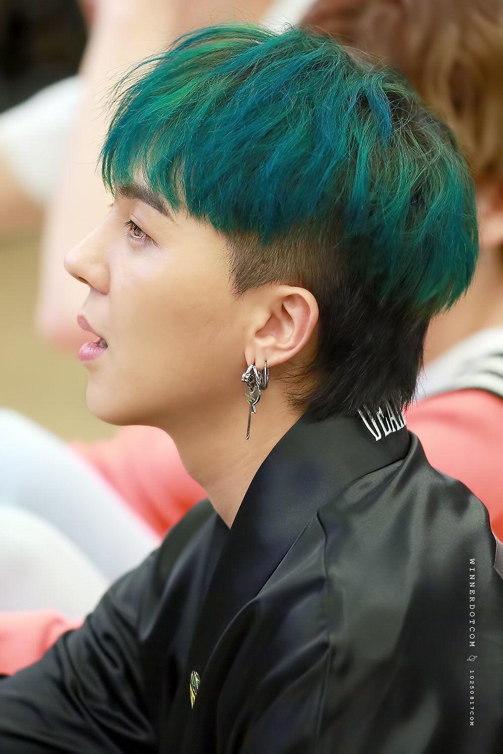 11 Idol KPop Ini Bikin Fans Pangling dengan Gaya Rambut 'Mullet'