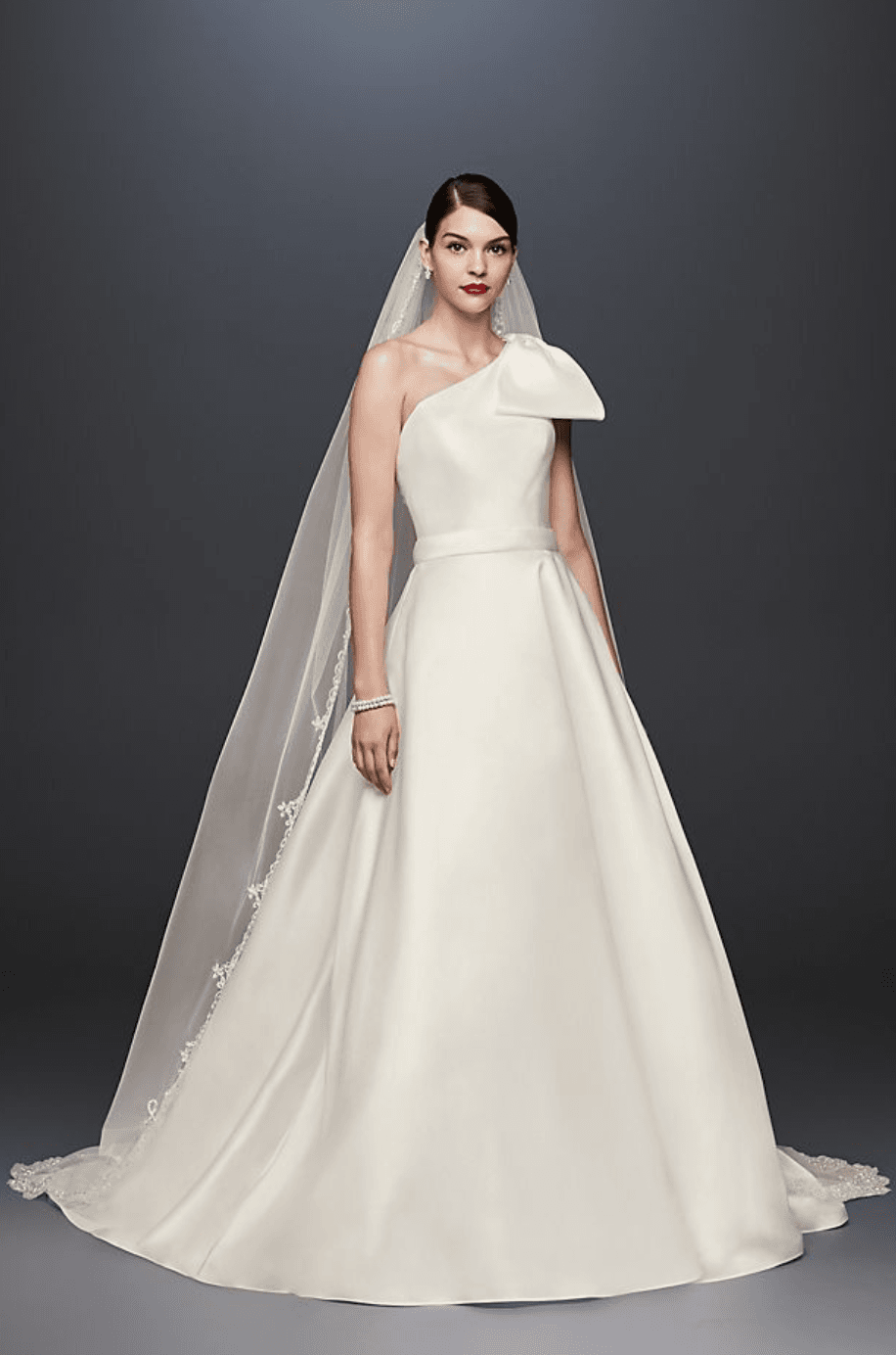 7 Bahan Gaun Pengantin Terbaik, Bikin Terlihat Beda di Hari Bahagia!