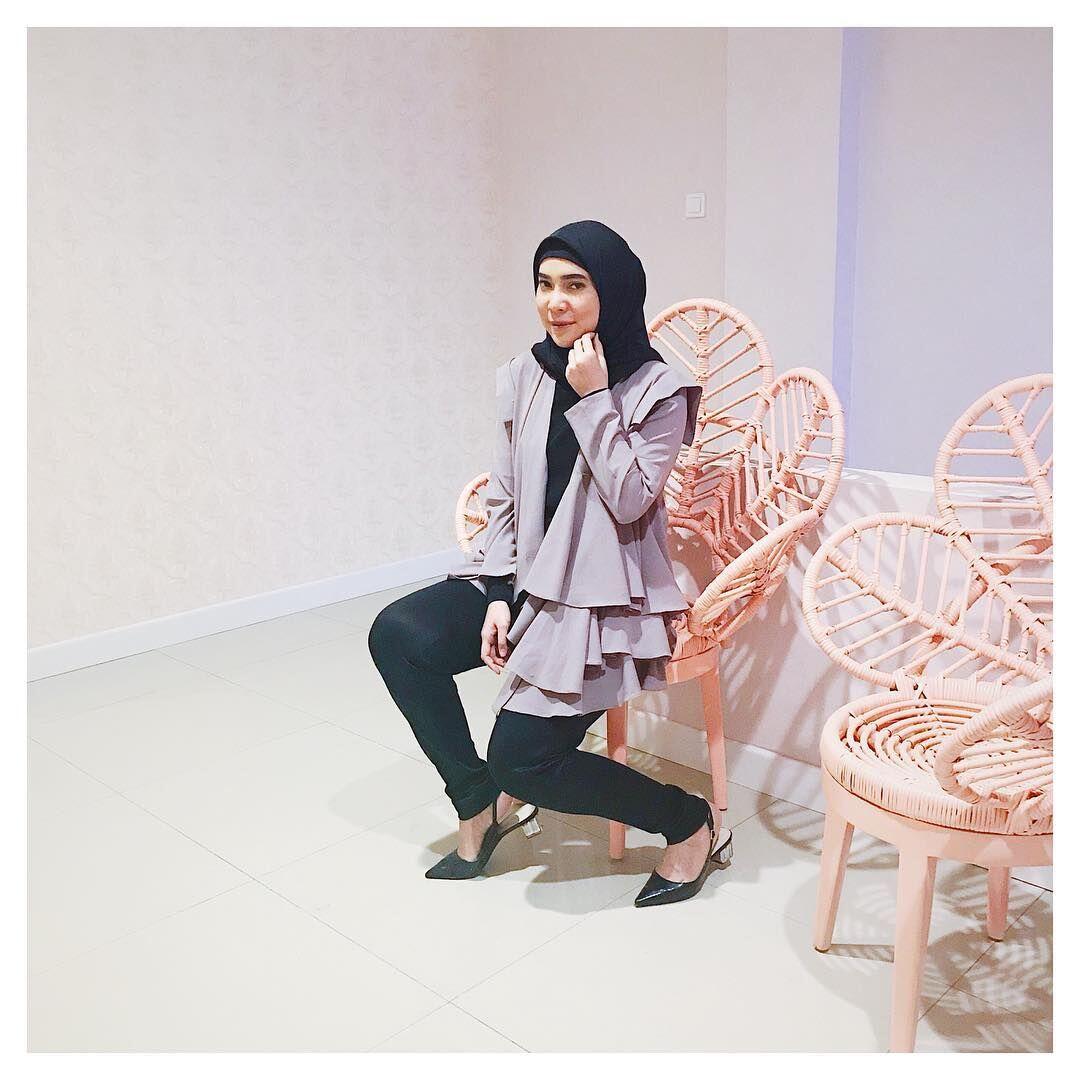 Mantap Berhijrah, Ini 7 Inspirasi Outfit Fitrop dengan Kerudungnya