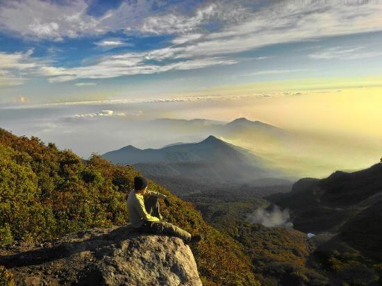 18 Gunung Paling Indah di Pulau Jawa, bak Kepingan Surga Dunia
