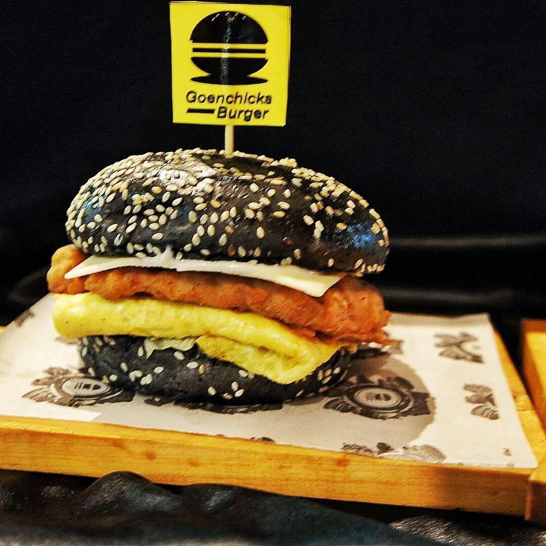 5 Kafe di Jakarta Ini Sajikan Burger Hitam, Menggoda Selera Banget!