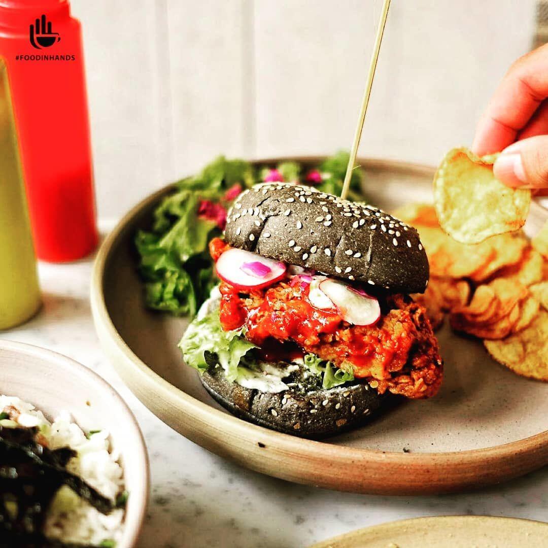 5 Kafe di Jakarta Ini Sajikan Burger Hitam, Menggoda Selera Banget!