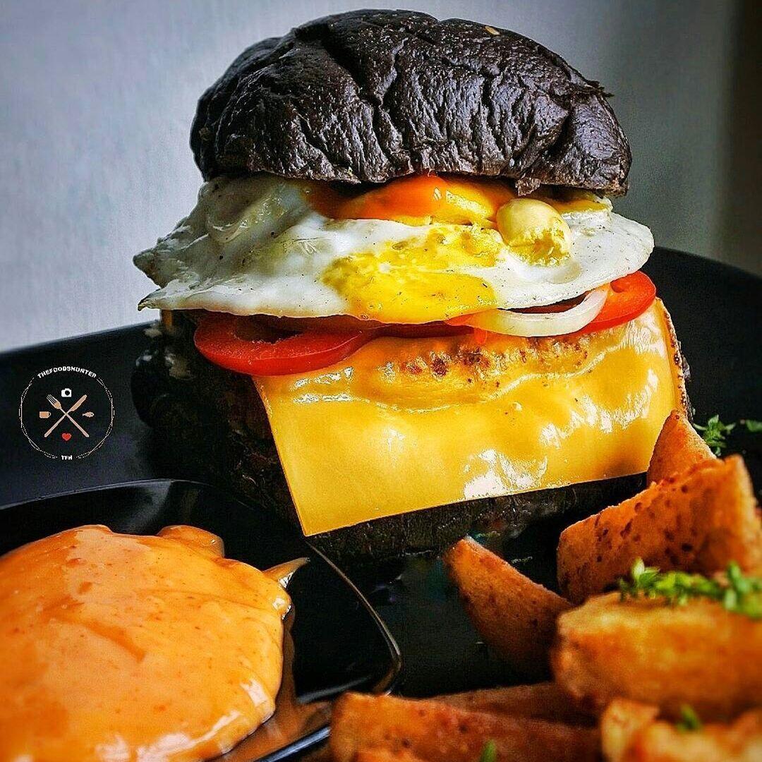 5 Kafe di Jakarta Ini Sajikan Burger Hitam, Menggoda Selera Banget!
