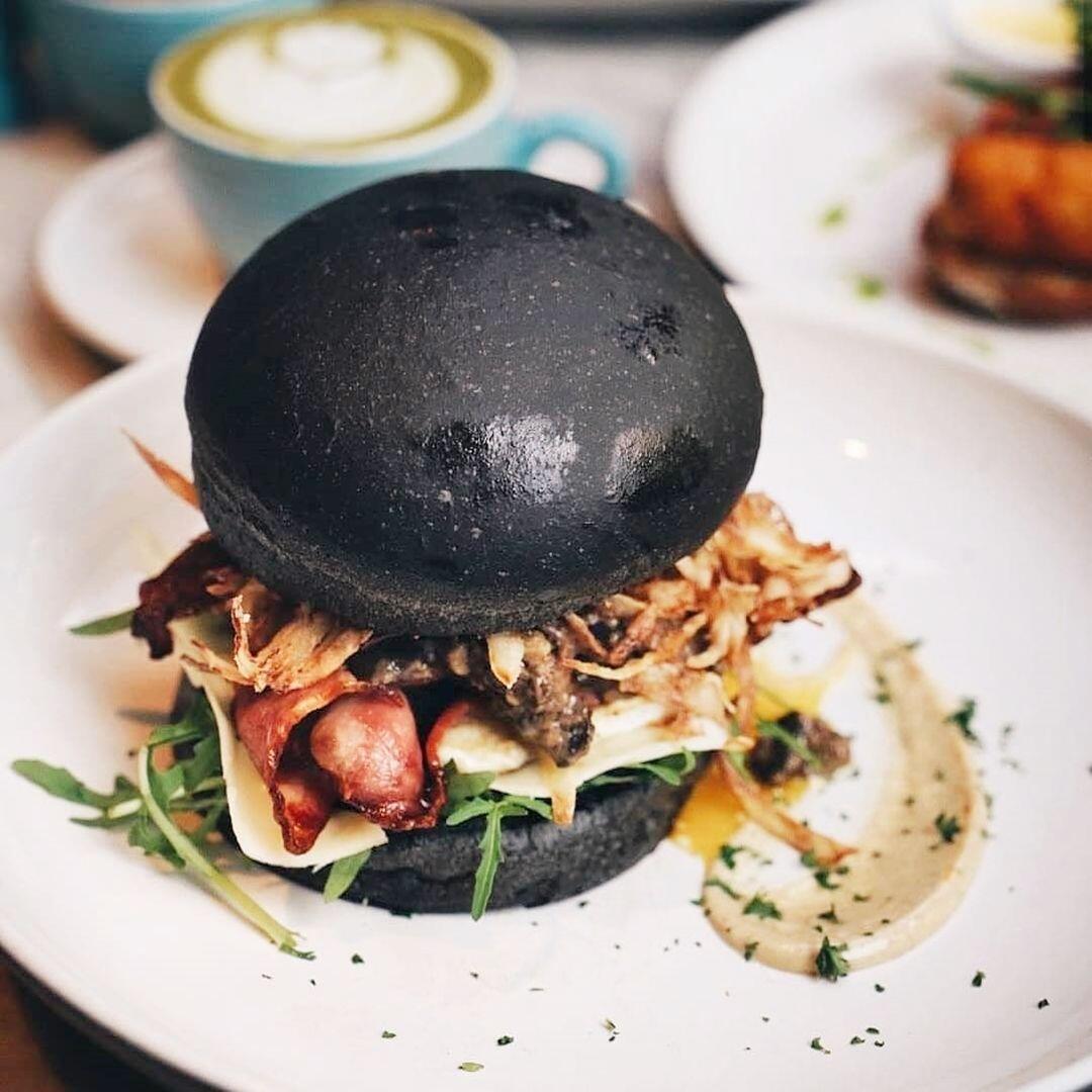 5 Kafe di Jakarta Ini Sajikan Burger Hitam, Menggoda Selera Banget!