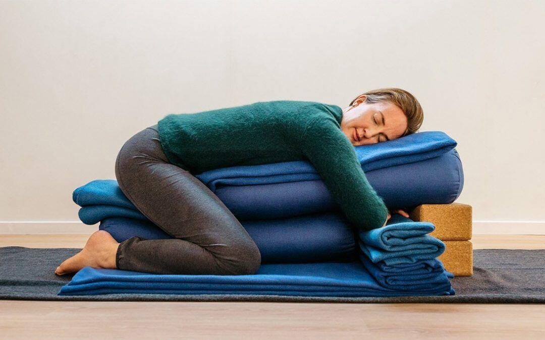 Dengan Mencoba 5 Pose Yoga Ini, Dijamin Tidurmu Akan Selelap Bayi!