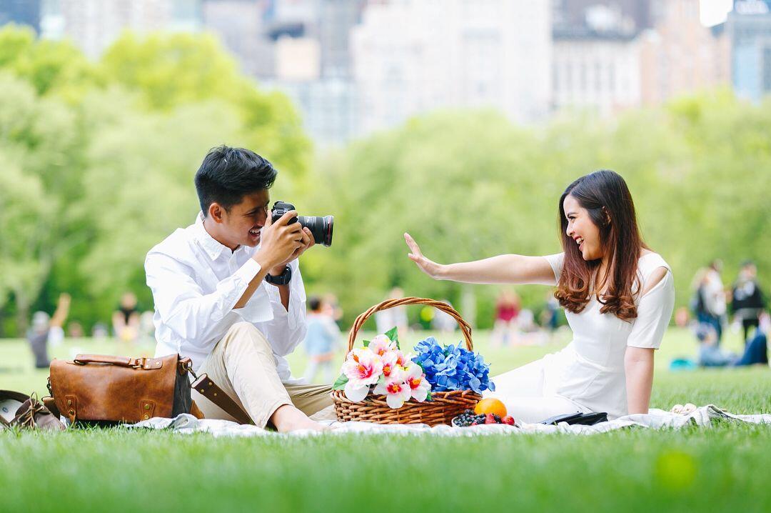 10 Potret Pre Wedding Sambil Liburan ala Artis Indonesia, Romantis!
