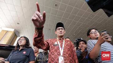 Berbatik Saat Tiba, Sandiaga Uno Keluar Pakai Kaus Berkerah