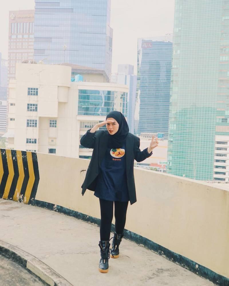 Belajar Dandan Swag dari Sivia Azizah. Pakai Hijab Hitam, Cool-nya Minta Ampun