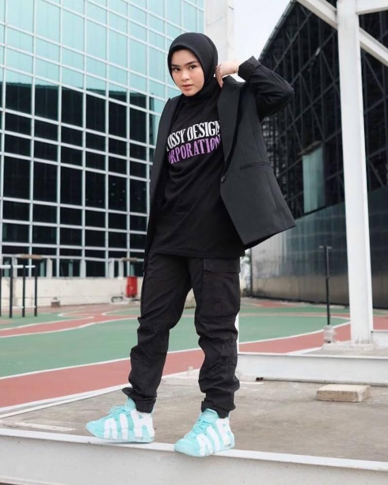 Belajar Dandan Swag dari Sivia Azizah. Pakai Hijab Hitam, Cool-nya Minta Ampun