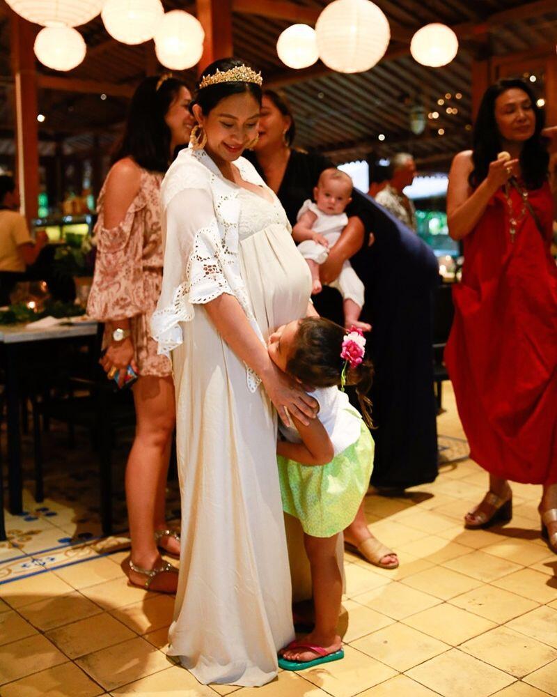 10 Potret Manis Baby Shower Happy Salma, Wah Sebentar Lagi Nih!