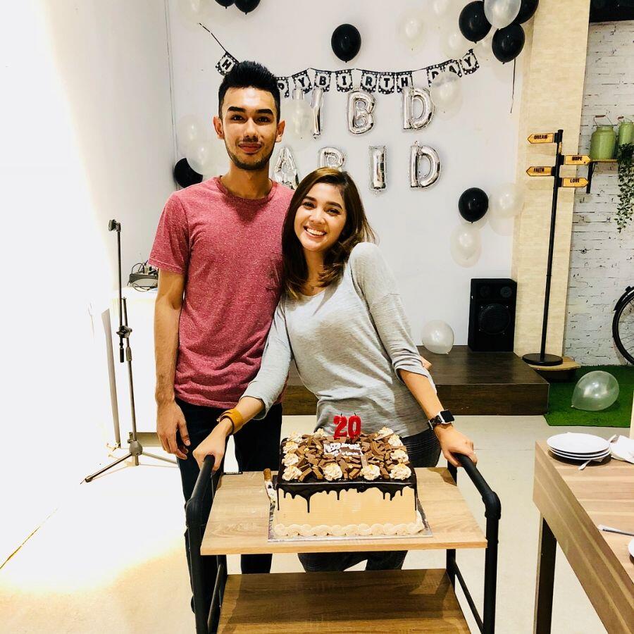 Punya Hobi Sama, Ini 10 Potret Kemesraan Raya Kitty dan Pasangan