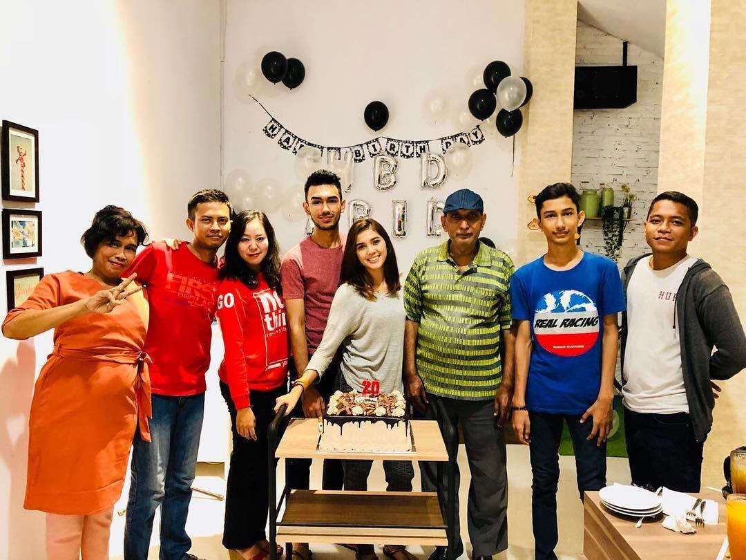 Punya Hobi Sama, Ini 10 Potret Kemesraan Raya Kitty dan Pasangan