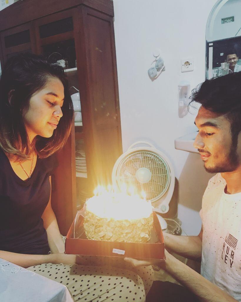 Punya Hobi Sama, Ini 10 Potret Kemesraan Raya Kitty dan Pasangan