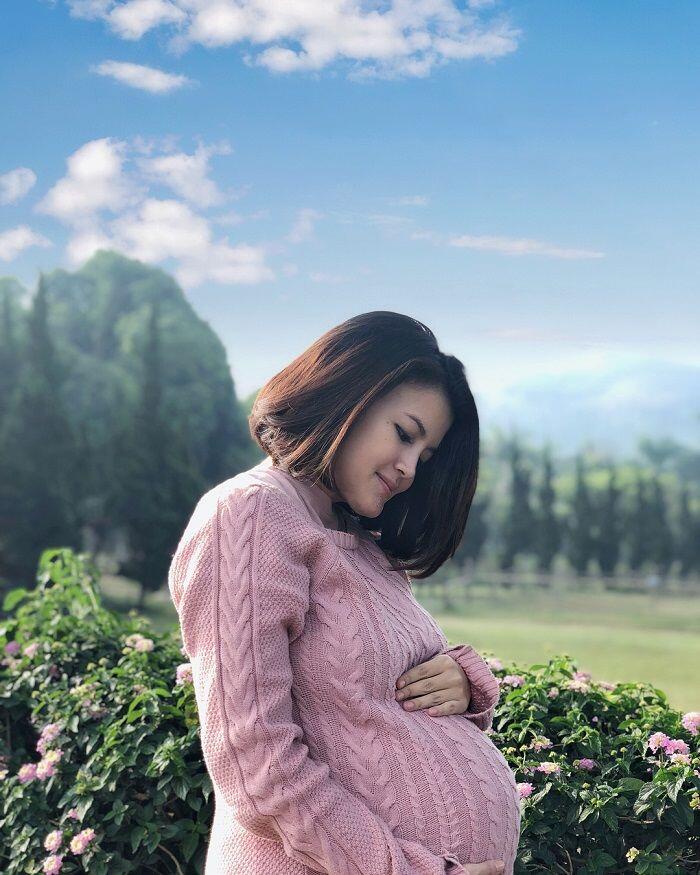 Menanti Kelahiran Anak Kedua, Ini 8 Potret Anggun Tania Putri 'Helen'