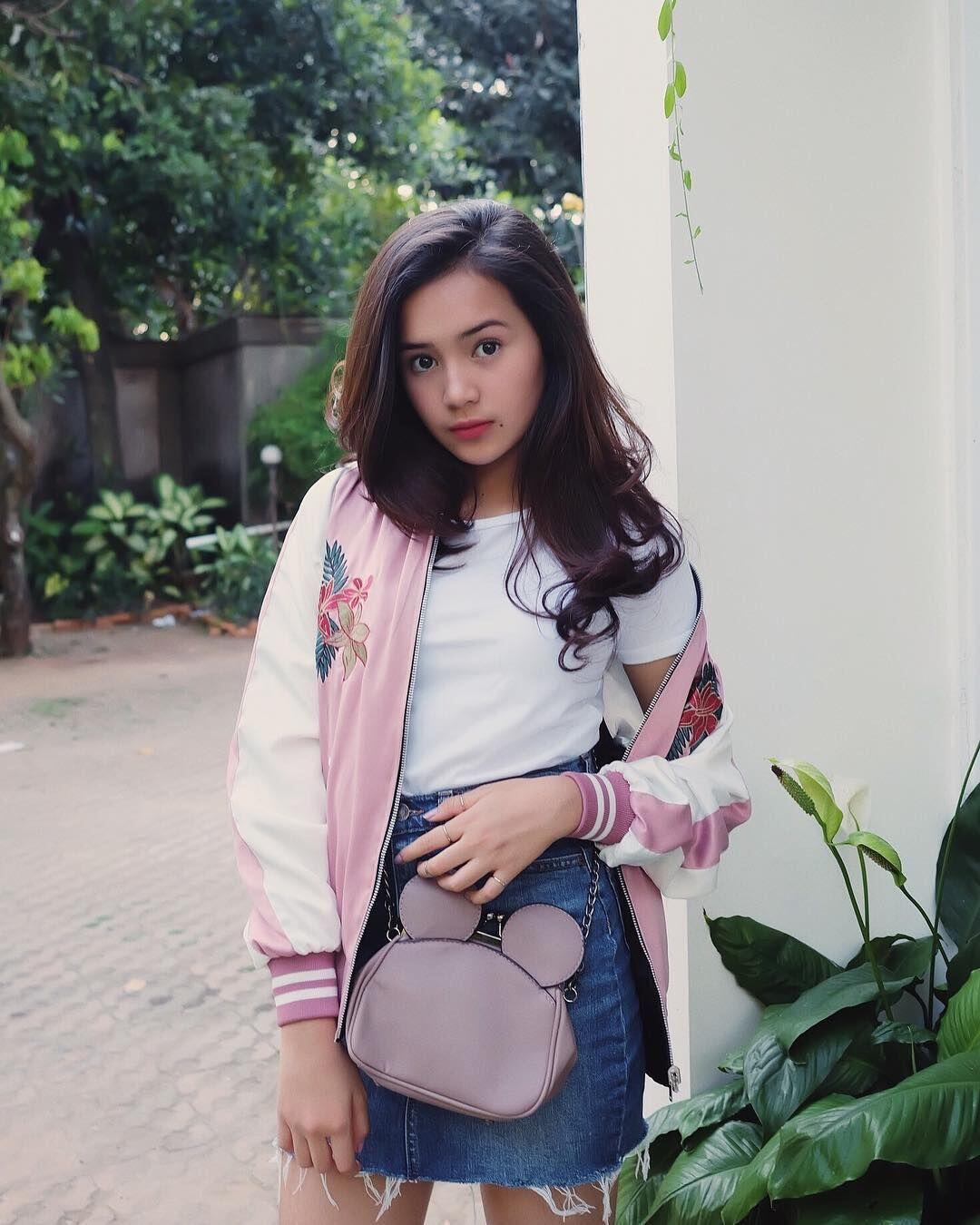 10 Gaya OOTD ala Beby Tsabina, Stylish Banget!