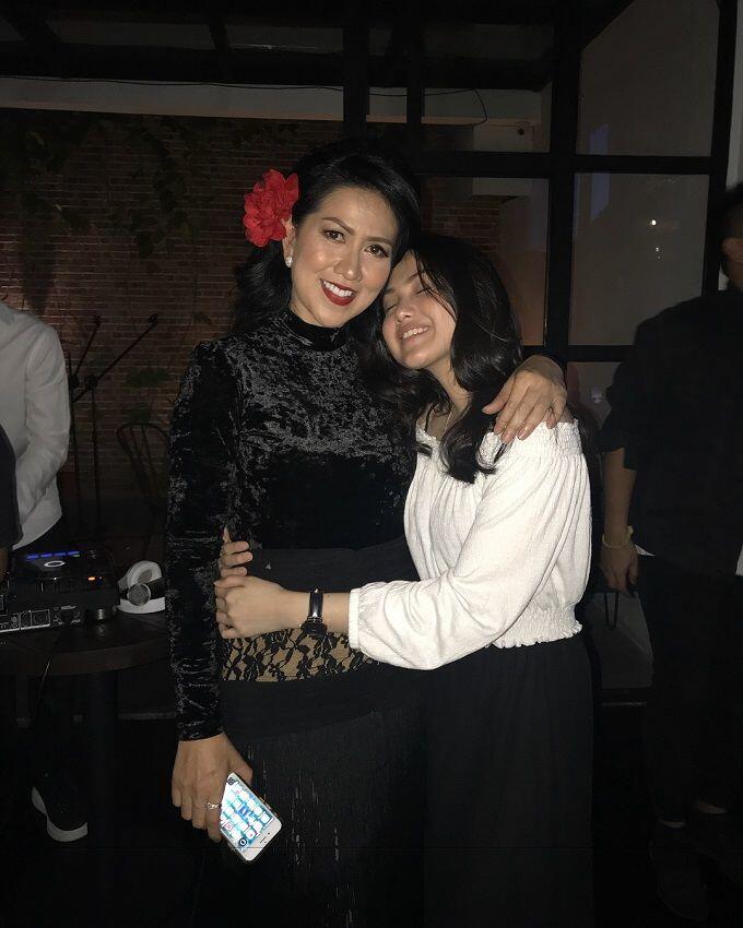 10 Momen Kedekatan Venna Melinda dengan Kekasih Anak-anaknya
