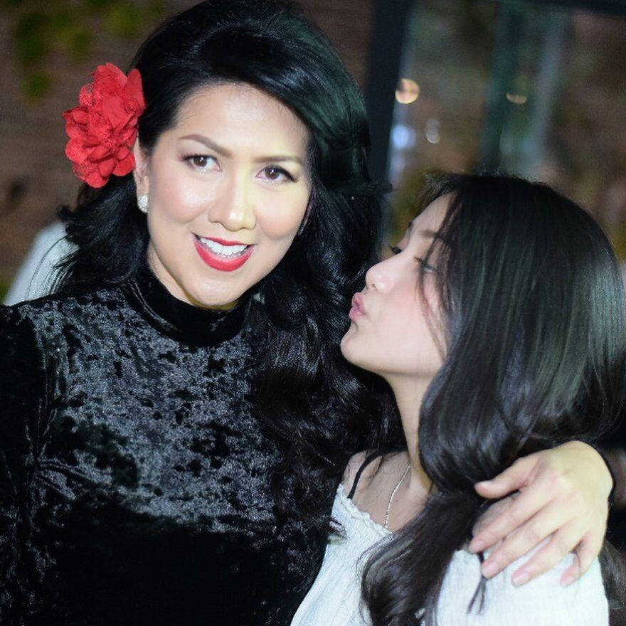 10 Momen Kedekatan Venna Melinda dengan Kekasih Anak-anaknya