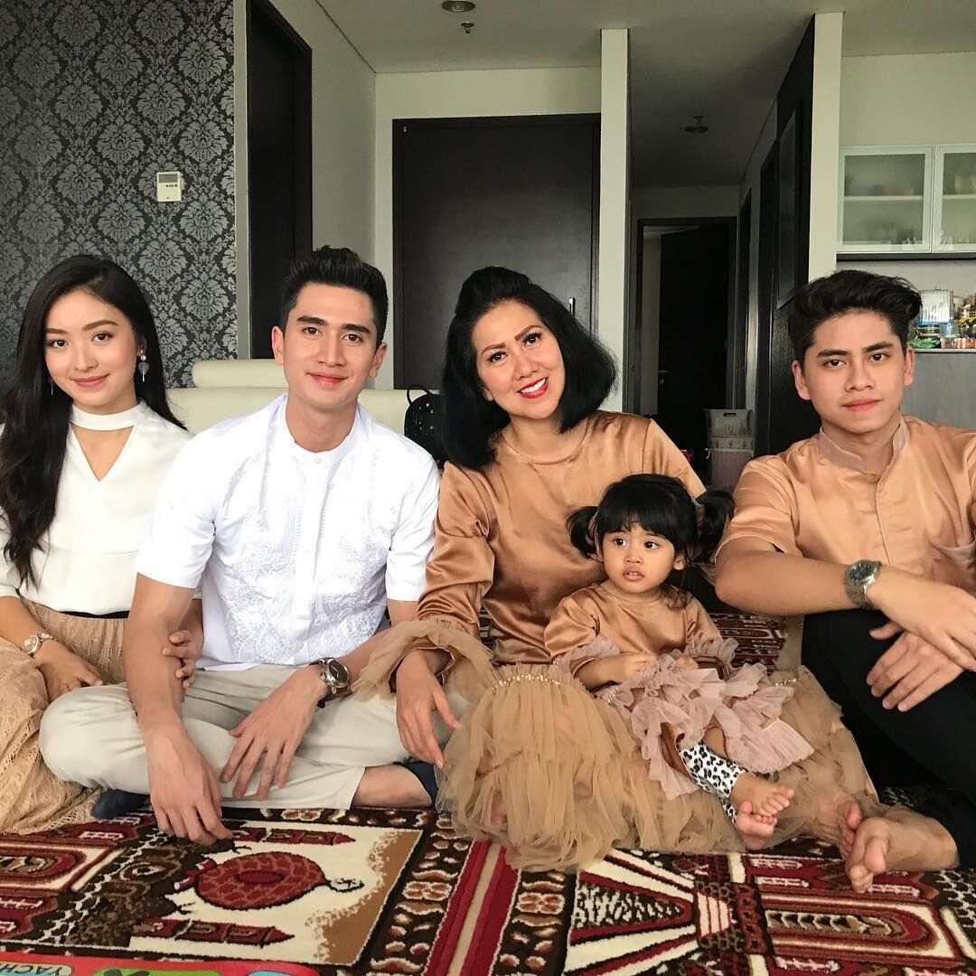 10 Momen Kedekatan Venna Melinda dengan Kekasih Anak-anaknya