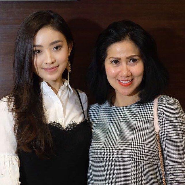 10 Momen Kedekatan Venna Melinda dengan Kekasih Anak-anaknya