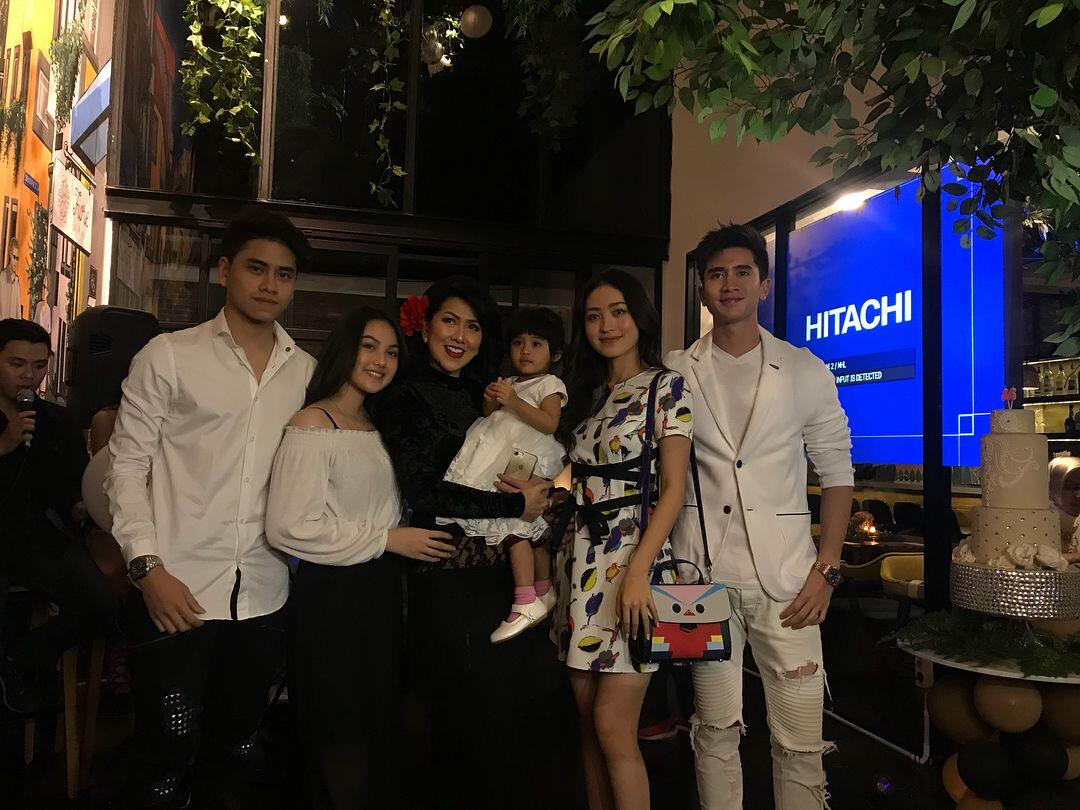10 Momen Kedekatan Venna Melinda dengan Kekasih Anak-anaknya