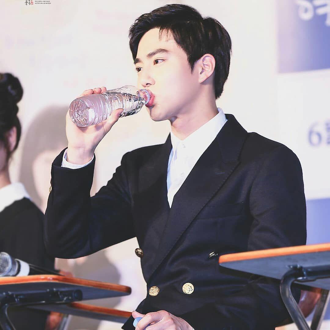 Jadi Leader Kharismatik, 7 Bukti Gagahnya Suho EXO dengan Setelan Jas